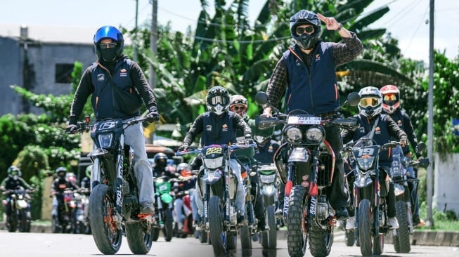 Komunitas Supermoto Makassar Jelajahi Keindahan Maros Bareng Repsol Lubricants