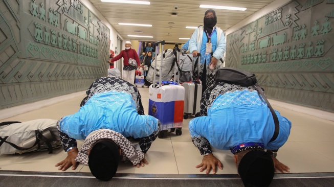 Dua orang haji kloter pertama asal DKI Jakarta bersujud syukur setibanya di Terminal 2 F Khusus Haji dan Umrah Bandara Soekarno Hatta, Tangerang, Banten, Senin (1/6/2026). [ANTARA FOTO/Muhammad Iqbal/kye]