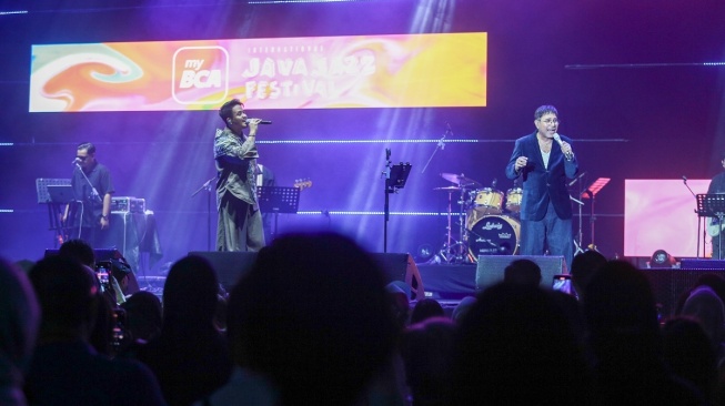 Harvey Malaiholo dan Barsena Besthandhi di panggung MLDSPOT Java Jazz Festival 2026 yang berlangsung di NICE PIK 2 Tangerang pada 29-31 Mei 2026. [MLDSPOT]