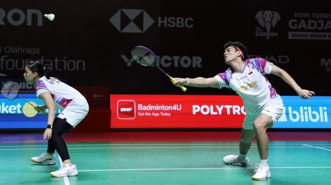 Pasangan ganda campuran Indonesia, Adnan Maulana/Indah Cahya Sari Jamil lolos ke 16 besar Indonesia Open 2026 usai menang dramatis atas wakil Prancis. Selanjutnya, mereka akan menghadapi unggulan pertama Feng/Huang. [Dok. PBSI]