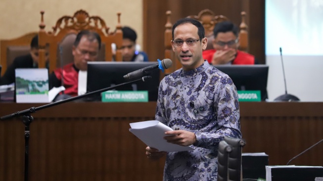 Terdakwa kasus dugaan korupsi pengadaan Chromebook dalam program digitalisasi pendidikan di Kemendikbudristek Nadiem Anwar Makarim saat menjalani sidang pembacaan pledoi (nota pembelaan) di Pengadilan Tipikor, Jakarta, Selasa (2/6/2026).  [Suara.com/Alfian Winanto]