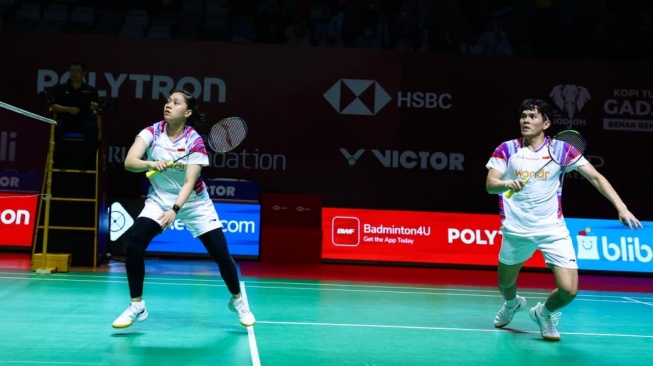 Pasangan ganda campuran Indonesia, Adnan Maulana/Indah Cahya Sari Jamil lolos ke 16 besar Indonesia Open 2026 usai menang dramatis atas wakil Prancis. Selanjutnya, mereka akan menghadapi unggulan pertama Feng/Huang. [Dok. PBSI]