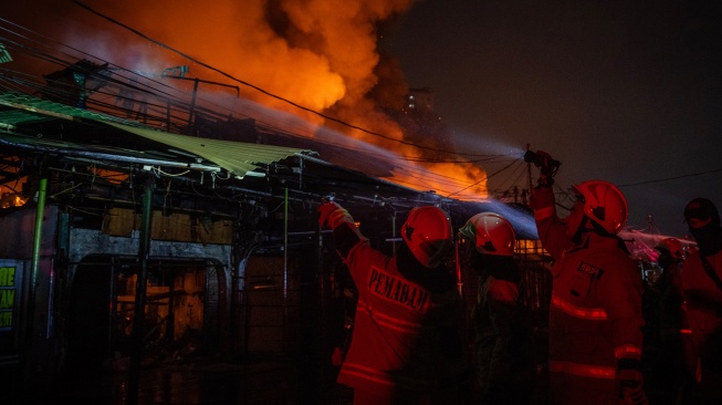 Petugas Suku Dinas Penanggulangan Kebakaran dan Penyelamatan (Gulkarmat) melakukan pemadaman api di Jalan Kemayoran Gempol, Kebon Kosong, Kemayoran, Jakarta, Senin (1/6/2026). [ANTARA FOTO/Bayu Pratama S/kye]