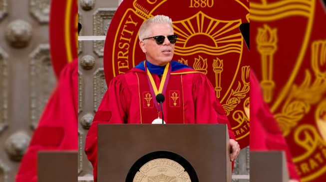 Vokalis The Offspring Beri Pidato di Acara Wisuda, Ingatkan Lulusan Jangan Kaku Jalani Hidup