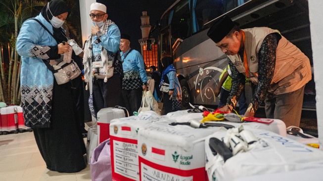 Jamaah haji debarkasi Batam mengantre turun dari bus setibanya di Asrama Haji Batam, Kepulauan Riau, Senin(1/6/2026). [ANTARA FOTO/Teguh Prihatna/kye]