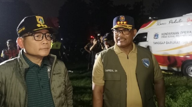Direktur Jenderal Bina Administrasi Kewilayahan Kementerian Dalam Negeri, Safrizal ZA (kanan) bersama Wali Kota Jakarta Pusat Arifin meninjau distribusi bantuan kedaruratan bencana kebakaran di wilayah Kebon Kosong, Kemayoran, Jakarta Pusat, Selasa (2/6/2026) dinihari. [ANTARA/Abdu Faisal]