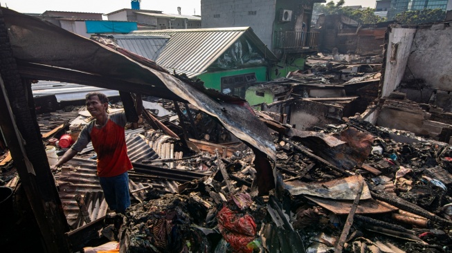 Warga mencari barang di rumahnya yang telah terbakar di kawasan Kebon Kosong, Kemayoran, Jakarta, Selasa (2/6/2026). Badan Penanggulangan Bencana Daerah (BPBD) DKI Jakarta mencatat sebanyak 674 warga dari 354 kepala keluarga (KK) terdampak dalam kebakaran yang terjadi pada Senin (1/6/2026) malam yang diduga disebabkan korsleting listrik. (ANTARA FOTO/Rakha Raditya Yahya)