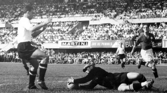 Piala Dunia selalu menghadirkan pertandingan bersejarah, tetapi hanya sedikit laga yang mampu menandingi kegilaan duel Austria kontra Swiss pada 1954. [Istimewa]