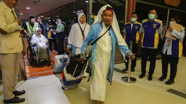 Jamaah haji kloter pertama asal DKI Jakarta tiba di Terminal 2 F Khusus Haji dan Umrah Bandara Soekarno Hatta, Tangerang, Banten, Senin (1/6/2026). [ANTARA FOTO/Muhammad Iqbal/kye]