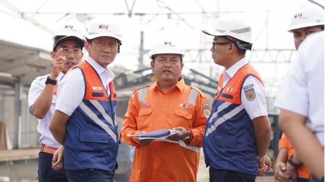 Dirut KAI Bobby Rasyidin saat meninjau Langsung Pengembangan Stasiun Bogor dan Bogor Paledang di Stasiun Bogor pada Senin (1/6/2026). [handout]