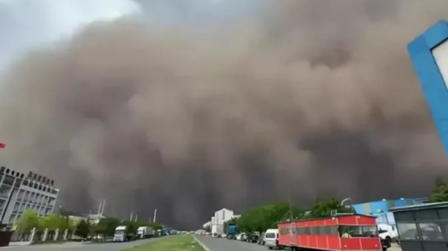 Kiamat, Langit Siang Mendadak Gelap! Kesaksian Warga Saat Badai Pasir Raksasa Menerjang