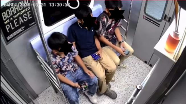Viral Rekaman CCTV Bocah Rusak Layar Photobox, Teman-temannya Langsung Kabur
