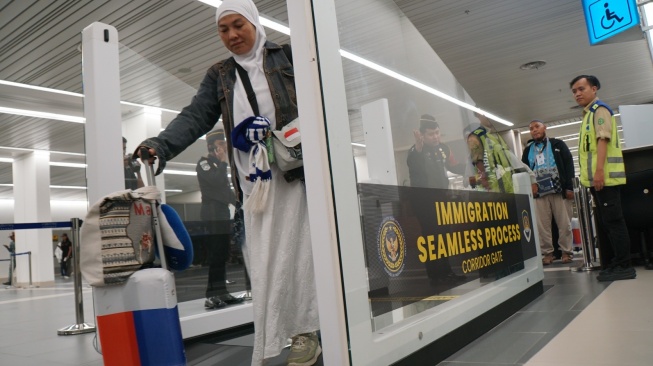Jemaah haji yang kembali ke Indonesia cukup melalui koridor yang sudah disiapkan tanpa perlu melakukan prosedur pemeriksaan keimigrasian konvensional maupun autogate, karena data jemaah telah diverifikasi sebelumnya.(Dok: Ditjen Imigrasi)