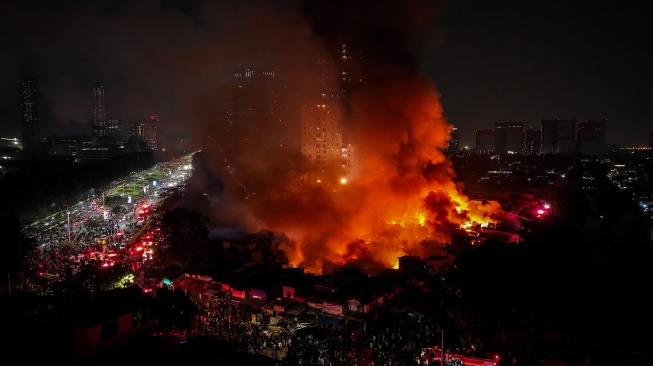 Foto udara suasana kebakaran melanda permukiman di Jalan Kemayoran Gempol, Kebon Kosong, Kemayoran, Jakarta, Senin (1/6/2026). [ANTARA FOTO/Bayu Pratama S/kye]