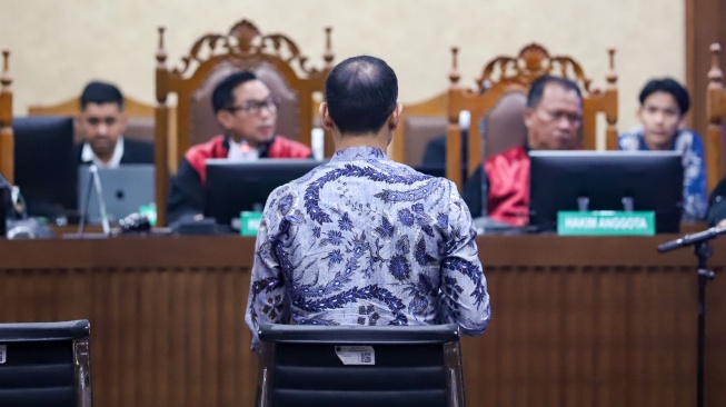 Terdakwa kasus dugaan korupsi pengadaan Chromebook dalam program digitalisasi pendidikan di Kemendikbudristek Nadiem Anwar Makarim saat menjalani sidang pembacaan pledoi (nota pembelaan) di Pengadilan Tipikor, Jakarta, Selasa (2/6/2026).  [Suara.com/Alfian Winanto]