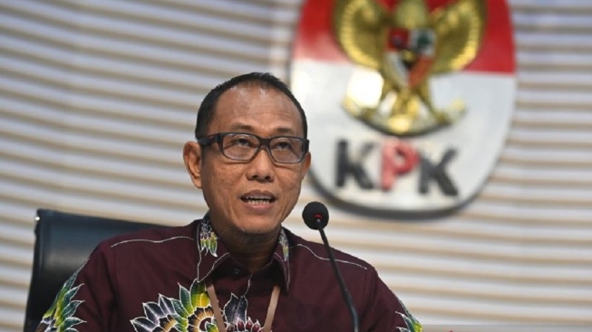Plt. Direktur Penyidikan KPK Achmad Taufik Husein memberikan keterangan pers terkait penahanan tiga tersangka kasus dugaan korupsi pembangunan kantor Pemkab Lamongan yang mengakibatkan kerugian keuangan negara sebesar Rp35,7 miliar. [ANTARA FOTO/Indrianto Eko Suwarso/wsj]