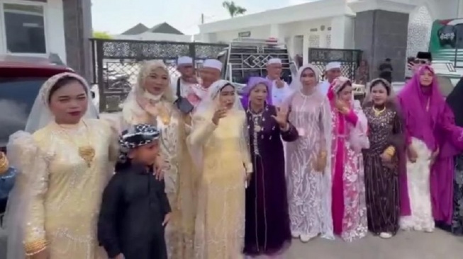 Tradisi unik jamaah haji asal Kabupaten Sidrap, Sulawesi Selatan. Mereka berdandan dengan pakaian dan aksesoris mencolok sebelum kembali ke rumah bertemu keluarga [SuaraSulsel.id/Istimewa] 