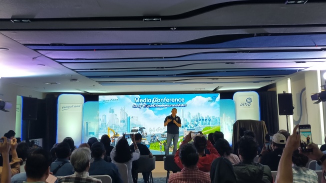 Presiden Direktur Asuransi Astra, Maximiliaan Agatisianus dalam sambutan Media Conference Kick Off #TujuhDekadeAsuransiAstra di Arumaya Financial Center pada Rabu (3/6/2026). (Suara.com/CNR ukirsari)