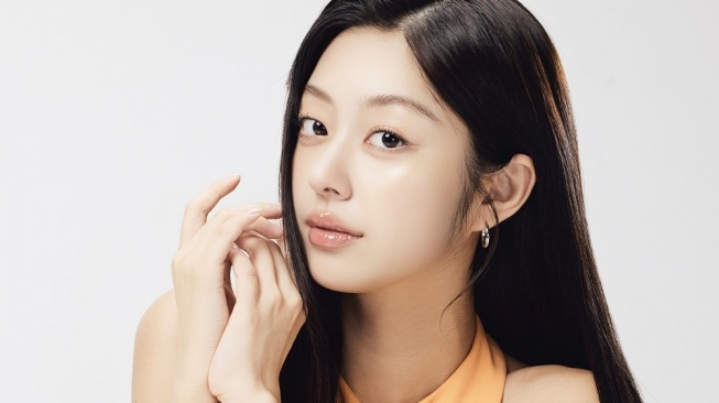 Cuma Pakai Skincare, Ini Cara Mudah Punya Glass Skin Tanpa Perlu Antre di Klinik