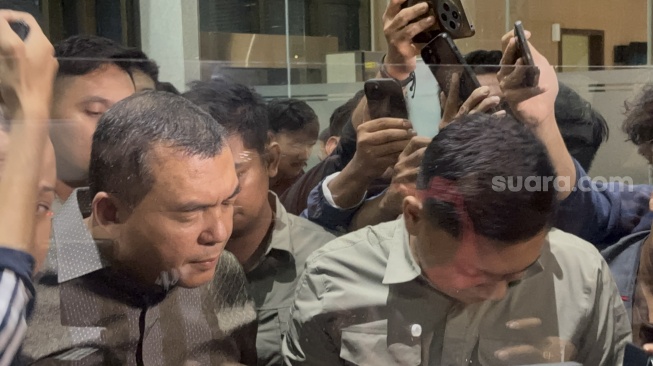 Detik-detik Wamen Imipas Silmy Karim Serahkan Diri ke KPK, Ajudan Dorong Awak Media