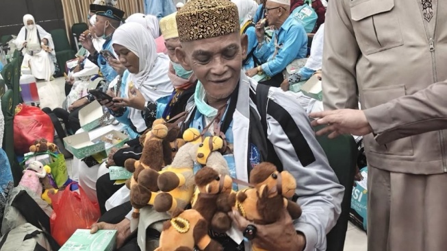 Demi Bahagiakan Cucu, Aksi Kakek Jemaah Haji Ini Viral: Rela 'Jadi Gantungan' Boneka di Bandara