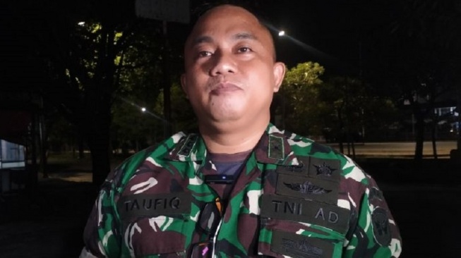 Kepala Penerangan Kodam (Kapendam) XX/Tuanku Imam Bonjol Kolonel Kav Taufiq saat diwawancarai di Kota Padang, Selasa malam (2/6/2026). [ANTARA/Muhammad Zulfikar]