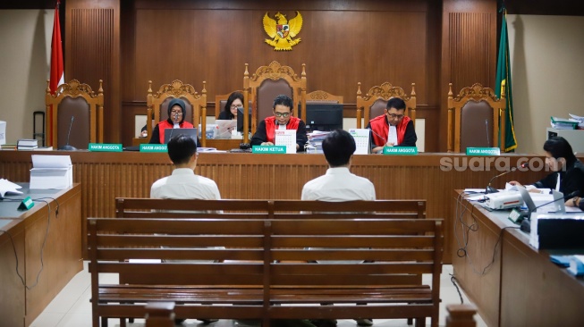 Terdakwa kasus dugaan korupsi dan tindak pidana pencucian uang (TPPU) terkait investasi MDI Venture dan BRI Ventures ke PT Tani Group Indonesia (Tanihub) William Gozali (kiri) dan Nicko Widjaja (kanan) saat menjalani sidang lanjutan di Pengadilan Tipikor, Jakarta, Rabu (3/6/2026). [Suara.com/Alfian Winanto]