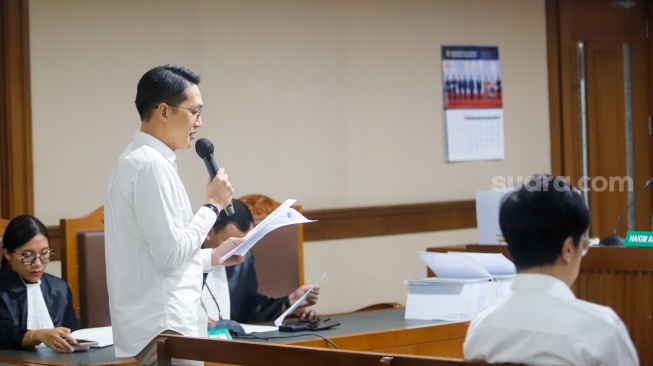 Terdakwa kasus dugaan korupsi dan tindak pidana pencucian uang (TPPU) terkait investasi MDI Venture dan BRI Ventures ke PT Tani Group Indonesia (Tanihub) William Gozali membacakan pledoinya saat menjalani sidang lanjutan di Pengadilan Tipikor, Jakarta, Rabu (3/6/2026). [Suara.com/Alfian Winanto]