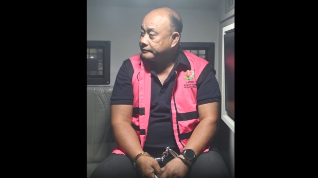 Tersangka dugaan tindak pidana korupsi tata kelola program Makan Bergizi Gratis (MBG) pada Badan Gizi Nasional (BGN) Dadan Hindayana berada di dalam mobil tahanan di Kejaksaan Agung, Jakarta, Rabu (3/6/2026). [ANTARA FOTO/M Risyal Hidayat/bar]