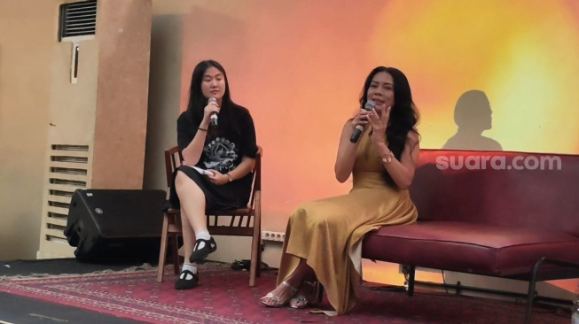 Dee Lestari merilis album baru bertajuk (Jangan) Jatuh Cinta usai 18 tahun vakum [Suara.com/Rena Pangesti]