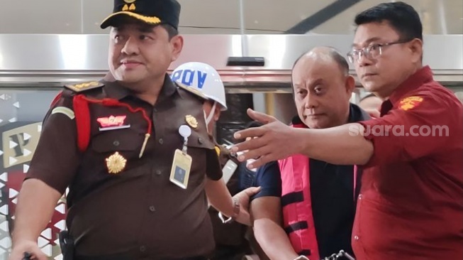 Mantan Kepala Badan Gizi Nasional (BGN) Dadan Hindayana digiring oleh petugas di Gedung Jampidsus Kejagung, Jakarta, Rabu (3/6/2026). (ANTARA/Nadia Putri Rahmani)