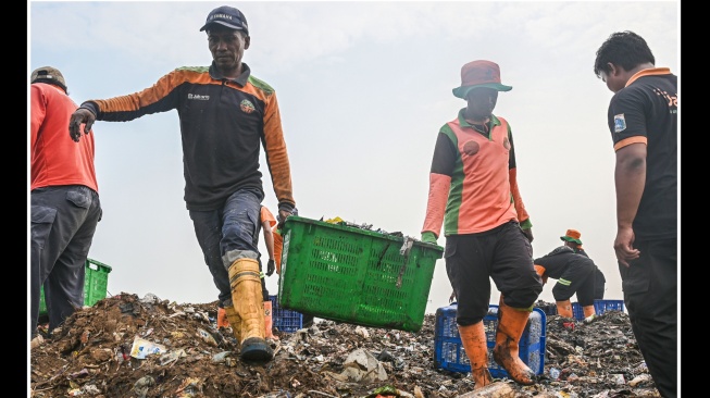 Petugas mengangkut sampah yang mengendap di perairan laut Jakarta, Rabu (3/6/2026). [ANTARA FOTO/Sulthony Hasanuddin/nz]