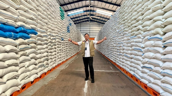 Direktur Utama Perum Bulog Letnan Jenderal TNI (Purn) Dr. Ahmad Rizal Ramdhani S.Sos, SH. M.Han menyampaikan keberhasilan Bulog adalah hasil kerja bersama seluruh pemangku kepentingan mulai dari petani, pemerintah pusat dan daerah, TNI, Polri, penyuluh pertanian, penggilingan padi hingga seluruh insan Bulog. (Dok: Bulog)