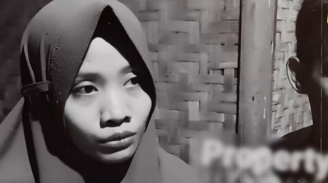 ART Erin Taulany, Nur Rohmah bikin masalah baru karena dia mendadak kabur dari rumah sang majikan dengan melompat pagar. [YouTube Serba Serbi Selebriti]