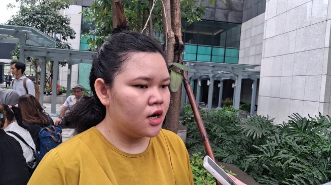 Pengurus Divisi Korupsi Politik Indonesia Corruption Watch (ICW), Tamara Seira Herlambang, dalam wawancara dengan media di Wisma Dananatara Indonesia, Senayan, Jakarta, Rabu (3/6/3026). [Suara.com/Cornelius Juan Prawira]