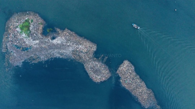 'Pulau Sampah' Kembali Muncul di Muara Angke, Greenpeace Desak Jakarta Benahi Sistem dari Sumber