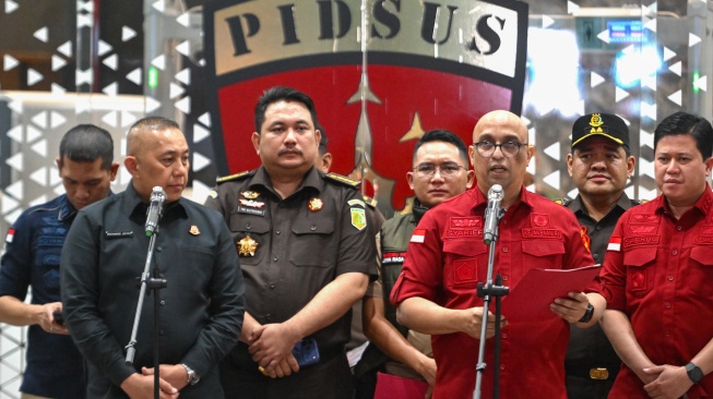 Plh Kapuspenkum Kejagung, Mochamad Jeffry (kedua kiri) mendampingi Direktur Penyidikan Jampidsus Kejagung Syarief Sulaeman Nahdi (ketiga kanan) menyampaikan keterangan pers terkait dugaan tindak pidana korupsi tata kelola program Makan Bergizi Gratis (MBG) pada Badan Gizi Nasional (BGN) di Kejaksaan Agung, Jakarta, Rabu (3/6/2026). [ANTARA FOTO/M Risyal Hidayat/bar]