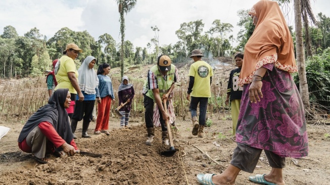 Keberhasilan panen para petani perempuan yang dibimbing Harita Nickel memberikan kepercayaan bagi para perempuan untuk ikut berkontribusi dalam perekonomian keluarga.(Dok: Istimewa)