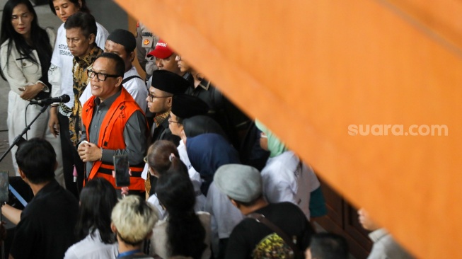 Terdakwa kasus dugaan pemerasan dalam pengurusan sertifikat Keselamatan dan Kesehatan Kerja (K3) di Kementerian Ketenagakerjaan Immanuel Ebenezer memberikan pernyataan usai mengikuti sidang putusan di Pengadilan Tipikor, Jakarta, Senin (4/6/2026). [Suara.com/Alfian Winanto]
