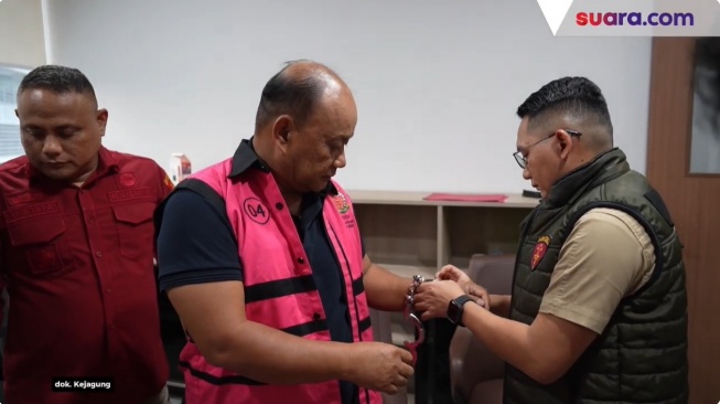 Detik-detik Eks Kepala BGN Dadan Hindayana Diborgol saat Penangkapan di Rumahnya