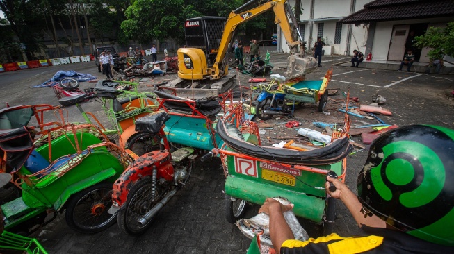 Petugas memusnahkan becak motor (bentor) saat pelaksanaan program penghapusan bentor di Kantor UPT Pengujian Kendaraan Bermotor Dinas Perhubungan Yogyakarta, Rabu (3/6/2026). [ANTARA FOTO/Andreas Fitri Atmoko/bar]
