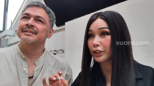 Titi DJ bersama Thomas Djorghi ditemui di Blok M, Jakarta Selatan pada Rabu, 3 Mei 2026. [Suara.com/Rena Pangesti]