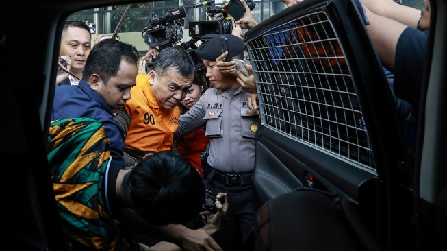 Wakil Menteri Imigrasi dan Pemasyarakatan (Imipas) Silmy Karim (tengah) memasuki mobil tahanan usai menjalani pemeriksaan di Gedung Merah Putih KPK, Jakarta, Kamis (4/6/2026). [ANTARA FOTO/Dhemas Reviyanto/app/tom]