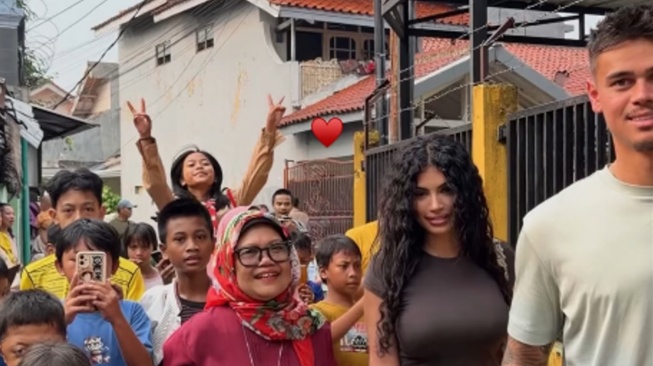 Mees Hilgers mengunjungi Lenteng Agung untuk bertemu keluarga besar, berziarah, hingga bermain bola bersama anak-anak saat pulang ke Indonesia. [Dok. IG Mees Hilgers]