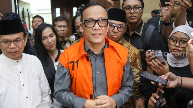 Terdakwa kasus dugaan pemerasan dalam pengurusan sertifikat Keselamatan dan Kesehatan Kerja (K3) di Kementerian Ketenagakerjaan Immanuel Ebenezer saat datang untuk mengikuti sidang putusan di Pengadilan Tipikor, Jakarta, Senin (4/6/2026). [Suara.com/Alfian Winanto]