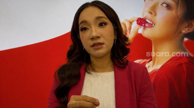 Skincare and Aesthetic Expert, dr. Yessica Tania, Dipl. AAAM. dalam acara peluncuran Zegavit Gummy Multivitamin di Beauty Fest Asia 2026, Jumat (29/5/2026). (Suara.com/Dini Afrianti Efendi)