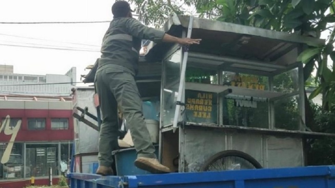 Bersih-Bersih Blok M, 5 Gerobak dan 4 Boks Minuman Disita dari 9 PKL