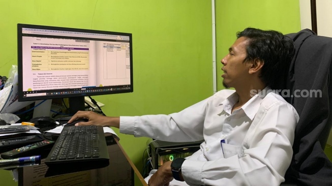 Lurah Pleret, Taufiq Kamal, ketika ditemui di Kalurahan Pleret, Bantul. (Suara.com/Irwan Febri)