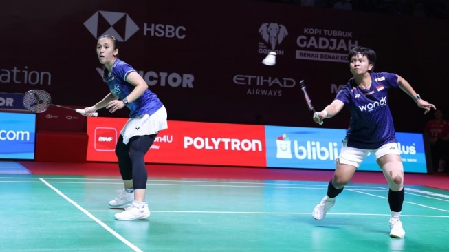 Ganda putri Indonesia, Febriana Dwipuji Kusuma dan Meilysa Trias Puspitasari lolos ke perempat final Indonesia Open 2026 usai bangkit mengalahkan unggulan Taiwan. Dukungan suporter dan strategi cerdas jadi kunci kemenangan. [Dok. PBSI]