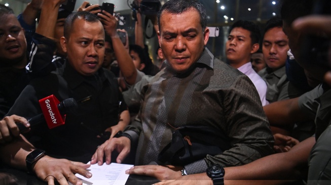 Wakil Menteri Imigrasi dan Pemasyarakatan Silmy Karim (tengah) tiba untuk menjalani pemeriksaan di Gedung Merah Putih KPK, Jakarta, Rabu (3/6/2026). [ANTARA FOTO/Indrianto Eko Suwarso/rwa]